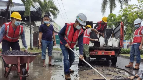 Pemkab Sidoarjo Gencar Tambal Jalan Berlubang - GenPI.co JATIM