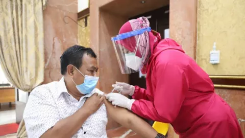 OPD dan Anggota DPRD Surabaya Ikut Vaksin Kedua Covid-19 - GenPI.co JATIM