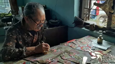 Mbah Broto, 60 Tahun Menggeluti Membuat Wayang Kulit - GenPI.co JATIM