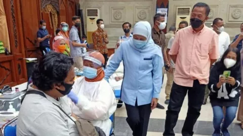 Gubernur Jatim Fasilitasi Vaksin Masyarakat Secara Kolektif - GenPI.co JATIM