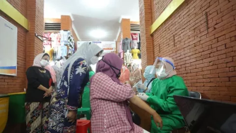 3.520 Pedagang di Kota Mojokerto Jalani Vaksinasi Covid-19 - GenPI.co JATIM