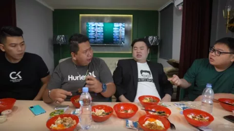 Kocaknya Crazy Rich Surabaya Habiskan Makanan - GenPI.co JATIM