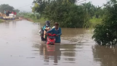 Banjir Tutup Akses Jalan Morowudi Gresik, OMG! - GenPI.co JATIM