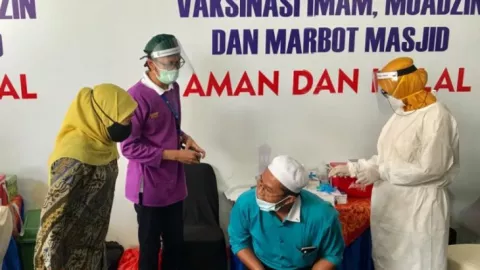Khofifah Ingatkan Pimpinan Daerah Beri Vaksin Petugas Masjid - GenPI.co JATIM