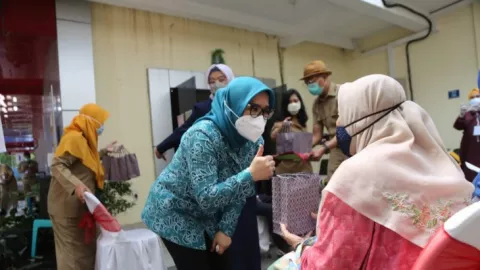 Jadwal Vaksin Covid-19 Surabaya Terbaru, Tersedia Dosis Booster Lansia - GenPI.co JATIM