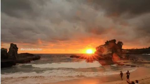 Indahnya Sunset di Pantai Klayar - GenPI.co JATIM