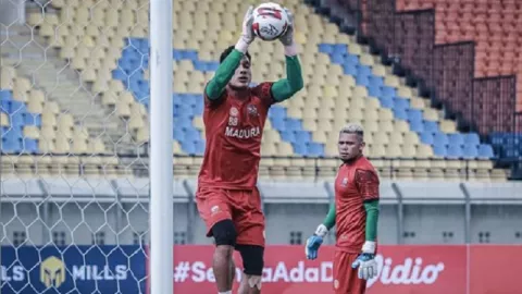 Adu Kualitas Derbi Suramadu, Kiper Madura United M Rhido Optimis - GenPI.co JATIM