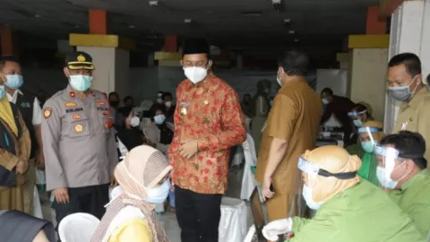 Bupati Sidoarjo Target Vaksin Pedagang Pasar Sebelum Idulfitri - GenPI.co JATIM