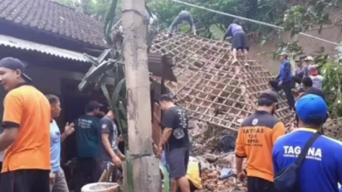 Cuaca Buruk Rumah Warga di Madiun Diterjang Tanah Longsor - GenPI.co JATIM