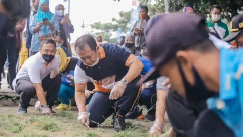 Gotong Royong Bupati Jember dan Warga Bersihkan Alun-alun, Mantap - GenPI.co JATIM