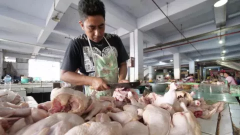Harga Daging Ayam Merangkak Naik, Dilema Pasar Sambut Ramadan - GenPI.co JATIM