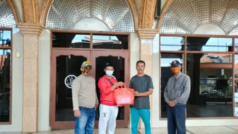 PSI Surabaya Sumbang Alat Kebersihan Masjid, Agar Ibadah Nyaman - GenPI.co JATIM
