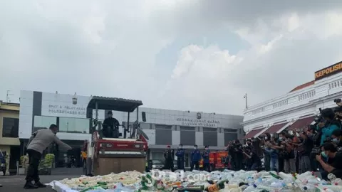 OMG, Polrestabes Surabaya Musnahkan 4.696 Botol Miras - GenPI.co JATIM