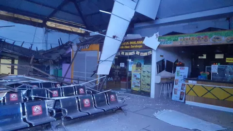 OMG! Atap Stasiun Pasar Turi Ambruk, Beruntung Tak Ada Korban - GenPI.co JATIM