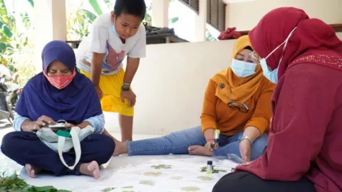 Dosen UK Petra Kenalkan Eco Print ke Warga Nginden, Surabaya - GenPI.co JATIM