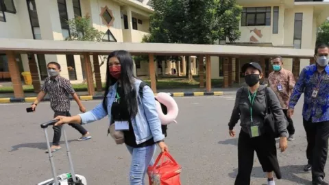 Pemkot Madiun Jemput Pekerja Migran di Surabaya, Ada 2 Orang - GenPI.co JATIM