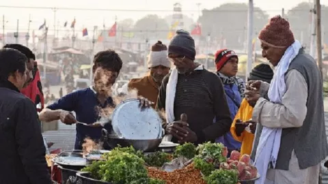 Alasan Makan Sambil Berdiri Sebaiknya Dihindari - GenPI.co JATIM