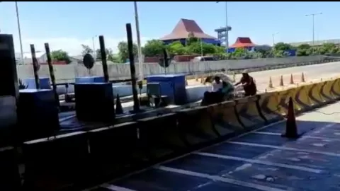Viral! Ada Becak Masuk Tol Surabaya, Gresik, Begini Kejadiannya - GenPI.co JATIM