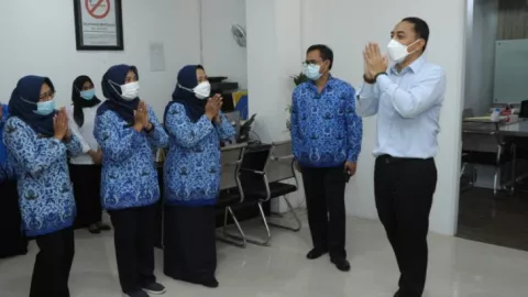 OMG, Hari Pertama Kerja 17 Pegawai Pemkot Surabaya Absen - GenPI.co JATIM