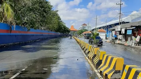 Banjir Rob di Pesisir Surabaya, Dampak Gerhana Bulan Total - GenPI.co JATIM