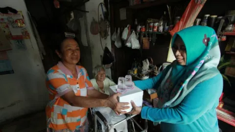 Pemkot Surabaya Harus Buat Aplikasi Ini untuk Kakek dan Nenek - GenPI.co JATIM