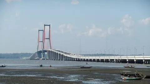 Ampuuun, Pagar Jembatan Surabaya Jebol Demi Hindari Tes Usap - GenPI.co JATIM