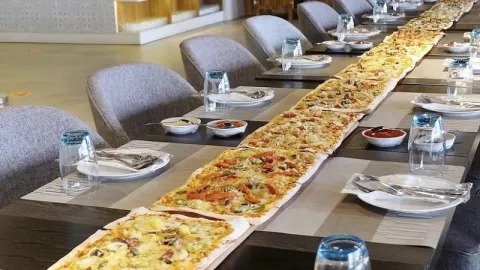 Pizza Hawaii Miliki Panjang 2 Meter, Sanggup Habiskan? - GenPI.co JATIM