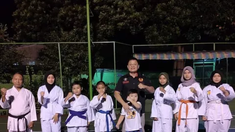 Ketua KONI Blitar Beri Semangat Atlet Karate, Jelang KOSN - GenPI.co JATIM