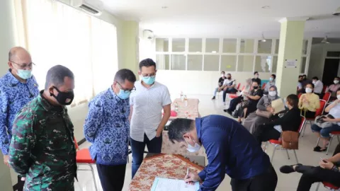 Satpol PP Surabaya Tak Tebang Pilih Tindak Pelanggar Prokes - GenPI.co JATIM