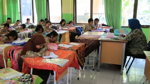 PTM Jenjang SD di Surabaya Baru Boleh Buka 2 Kelas Saja - GenPI.co JATIM