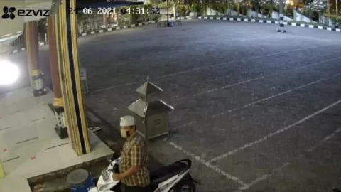 Santai Curi Sepeda Motor di Masjid, Wajahmu Terekam CCTV - GenPI.co JATIM