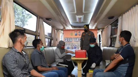 Pelaku UMKM Sidoarjo Suntik Vaksin, Tempatnya Tak Biasa - GenPI.co JATIM