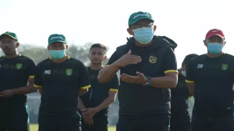 Aji Santoso Kejar kekurangan Jelang Liga 1 - GenPI.co JATIM