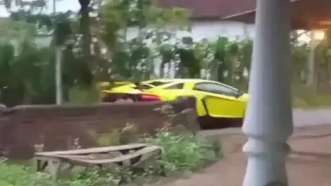 Heboh Lamborghini Kuning Melintas di Jalanan Sempit Desa - GenPI.co JATIM
