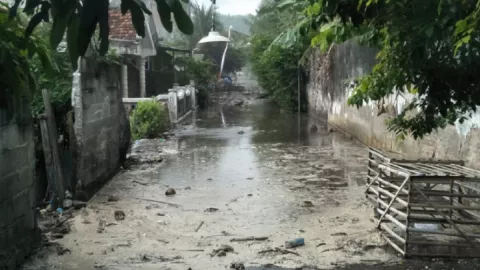 Ngeri, Banjir Rob Melanda Pesisir 3 Kabupaten di Jatim - GenPI.co JATIM