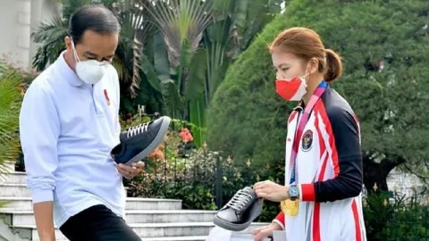 Sepatu Milik Greysia Polii yang Dibeli Jokowi Pabriknya di Jatim - GenPI.co JATIM