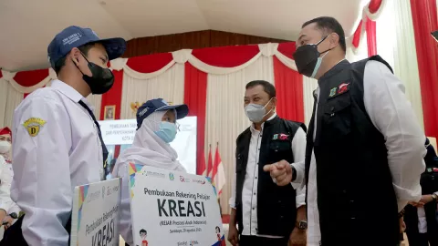 OJK Gerojok Ratusan Juta untuk Pelajar Surabaya - GenPI.co JATIM