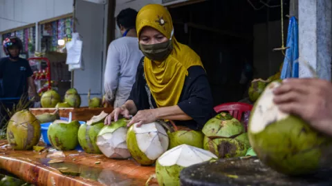 Jangan Berlebihan Minum Air Kelapa, Dampaknya Bisa Bahaya - GenPI.co JATIM