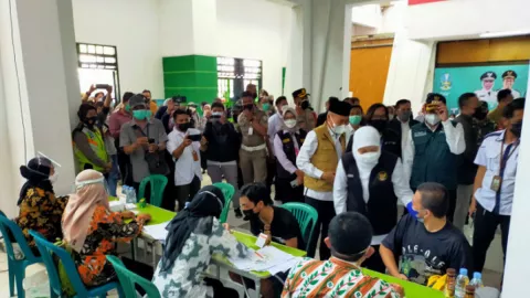 Jawa Timur Keluar Zona Merah, Khofifah: Tetap Prokes - GenPI.co JATIM