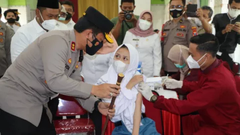 Jutaan Vaksin Sudah Disalurkan ke Jatim, Siapkan Distribusi - GenPI.co JATIM