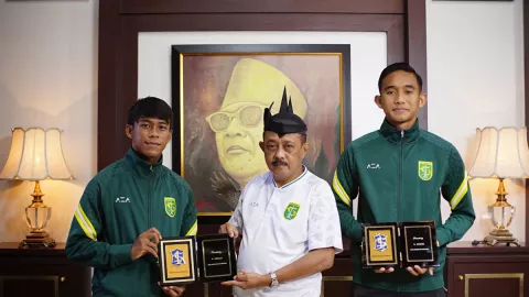 Wawali Surabaya Ketemu 2 Pemain Persebaya, Curhat Banyak - GenPI.co JATIM