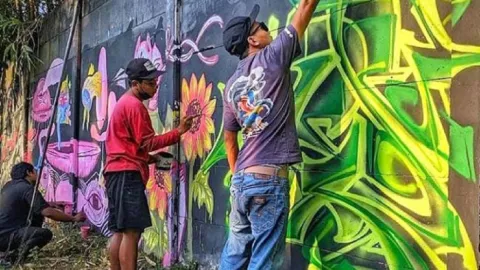 Kediri Mural Movement Berkomitmen Memberikan Edukasi Lewat Gambar - GenPI.co JATIM