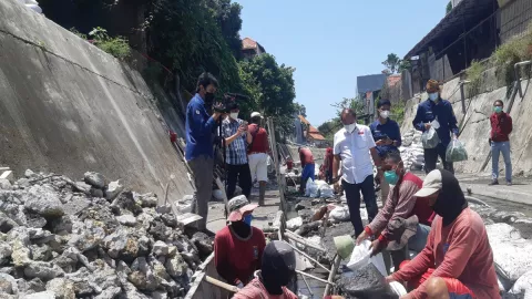 Cegah Banjir, Pemkot Surabaya Keruk Saluran Hingga Area Sempit - GenPI.co JATIM