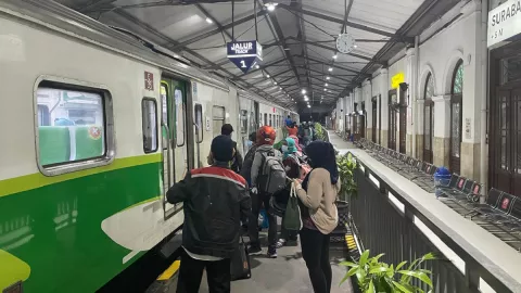 Kereta Api Lokal Membeludak, KAI Tambah Rute KA Commuter - GenPI.co JATIM