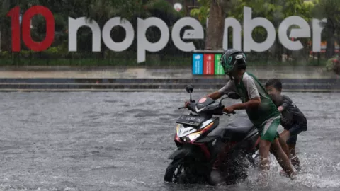 Cuaca Surabaya Menurut BMKG, Hujan Ringan disertai Petir - GenPI.co JATIM