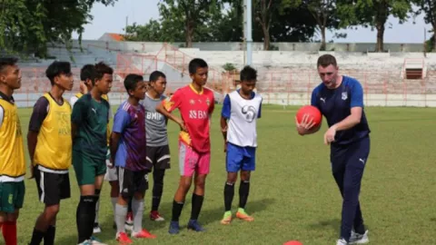 Minat Ikut Diklat Sepak Bola Surabaya? Daftar Ke Guru Olahraga - GenPI.co JATIM