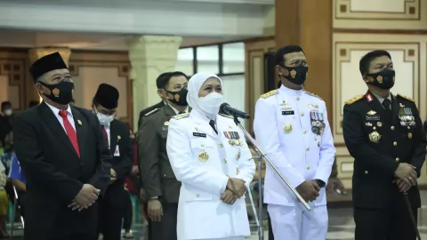 Khofifah Akui TNI Berperan Penting untuk Jatim Setahun Belakangan - GenPI.co JATIM