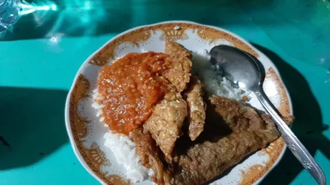 Sego Sambel Mak Yeye, Kuliner Sambelan Malam di Surabaya - GenPI.co JATIM