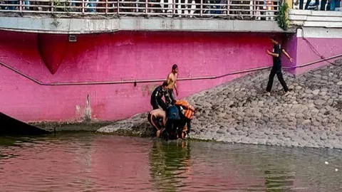 Seorang Anak Tenggelam di Kalimas Surabaya - GenPI.co JATIM