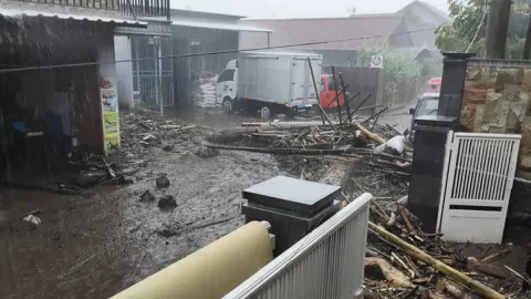 Banjir Bandang Terjadi di Kota Batu, Dampak Hujan Deras - GenPI.co JATIM